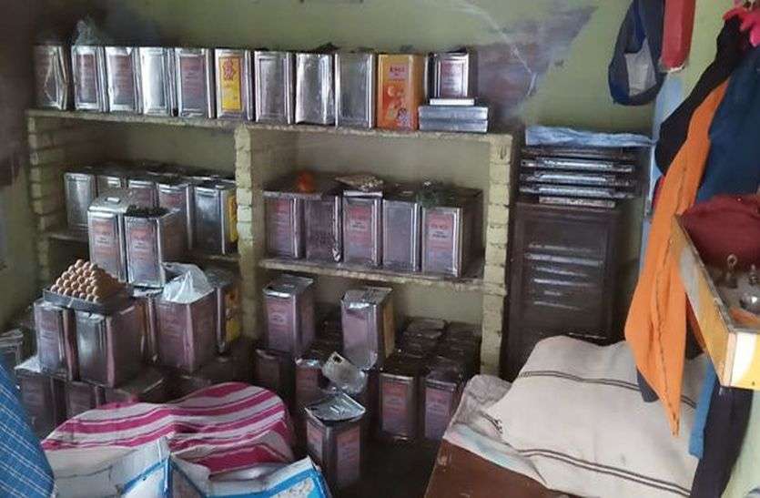 घी के नाम पर बेच रहे रिफाइंड तेल से बनी खाद्य सामग्री घी के नाम पर बेच रहे रिफाइंड तेल से बनी खाद्य सामग्री
