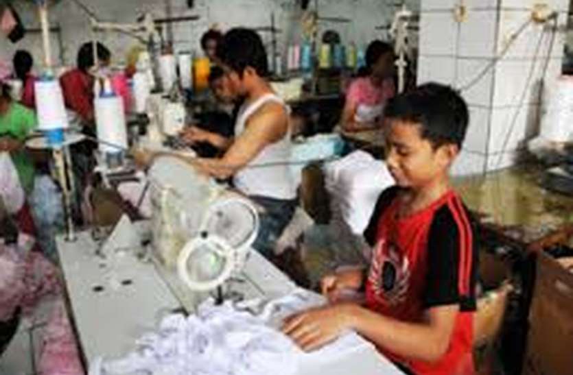 एक ही प्रतिष्ठान में काम कर रहे सात बाल श्रमिकों को कराया 'आजाद एक ही प्रतिष्ठान में काम कर रहे सात बाल श्रमिकों को कराया 'आजाद