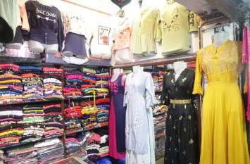 Fashion style with a traditional dress पहनावे में पारम्परिक के साथ फैशन का तड़का