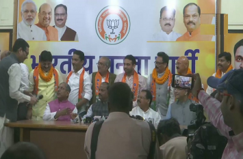 Jharkhand: 6 MLAs from opposition parties join BJP झारखंड: विपक्षी दलों को झटका, 6 विधायकों ने थामा भाजपा का दामन