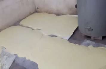 fake sweets making with fake mawa in hapur सावधान! दिवाली पर सेहत बिगाड़ सकती है इस मावे से बनी मिठाई, देखें वीडियो