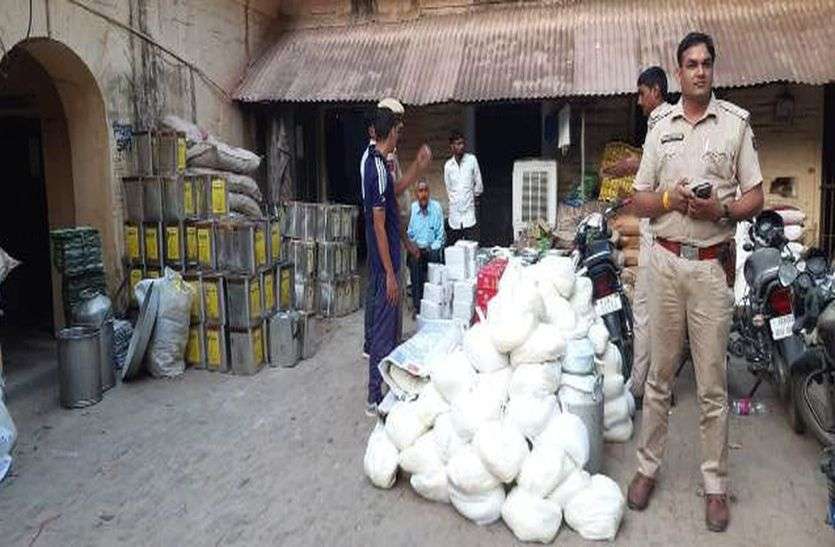 मावा बनाने के दो कारखानों पर कार्रवाई मावा बनाने के दो कारखानों पर कार्रवाई