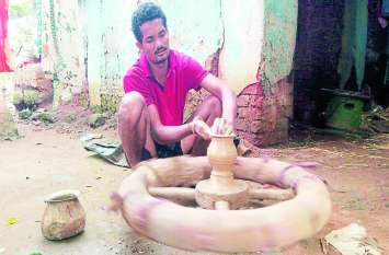 This Diwali Buy potter's clay lamps instead of lamp made in China दूसरों के घर को रौशन करने वाले खुद अंधकार की ओर बढ़ रहे, खरीदिए मिट्टी के दीए, पुश्तैनी धंधे को दीजिए दीवाली की चमक