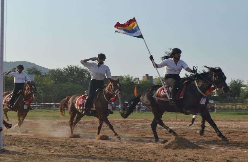 ajmer news : बेटियों ने किया हॉर्स शो में शानदार प्रदर्शन ajmer news : बेटियों ने किया हॉर्स शो में शानदार प्रदर्शन