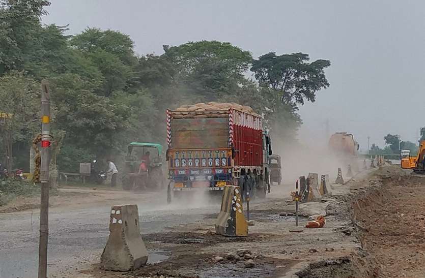 सिक्सलेन निर्माण के नाम पर बरती जा रही लापरवाही ने ग्रामीण इलाकों में बढ़ाई परेशानी सिक्सलेन निर्माण के नाम पर बरती जा रही लापरवाही ने ग्रामीण इलाकों में बढ़ाई परेशानी