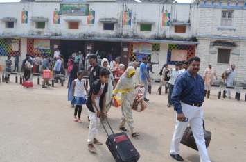 train news neemuch न पुलिस का खौफ, न जिंदगी की परवाह, सिपाही के सामने यात्रियों ने किया यह काम
