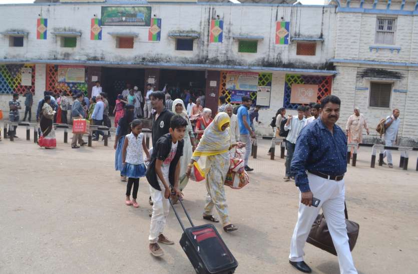 न पुलिस का खौफ, न जिंदगी की परवाह, सिपाही के सामने यात्रियों ने किया यह काम न पुलिस का खौफ, न जिंदगी की परवाह, सिपाही के सामने यात्रियों ने किया यह काम