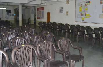 The effect of Deepawali started appearing in the government office he यहां सरकारी दफ्तर में भी दिखाई देने लगा दीपावली का असर