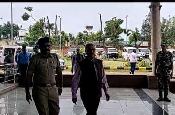 Union Home Secretary reach Jagdalpur, review meeting in Naxalite cases जगदलपुर पहुंचे केंद्रीय गृह सचिव अजय कुमार भल्ला, नक्सली मामले में होनी है अधिकारियों की बैठक