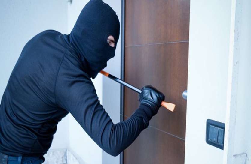 fraudster rushed to make the key and escaped अलमारी के लॉकर की चाबी बनाने पहुंचे जालसाज जेवर लेकर फरार
