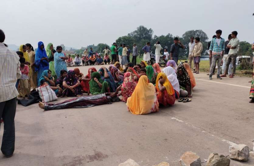 Angry villagers chakkajam in Sidhi-Singrauli road death road accident सीधी-सिंगरौली मार्ग में आक्रोशित ग्रामीणों ने किया चक्काजाम, सड़क हादसे में युवक की मौत पर भड़के