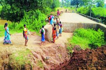 Naxalites angry because of opening of the police campdug pit on bridg पुलिस कैम्प खुलने से गुस्साए नक्सली, पुलिया के दोनों ओर खोद दिए थे गड्ढे