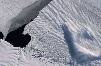 Antarctic ice rift spreads, copernicus satellite send latest photos अंटार्कटिका पर पड़ी 20 किमी लंबी दरार, दुनिया के लिए खतरा