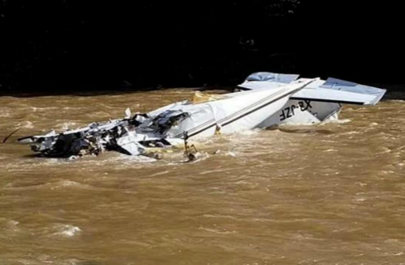 flight_crash.png मेक्सिको: विमान दुर्घटनाग्रस्त होकर नदी में गिरी, हादसे में 5 की मौत