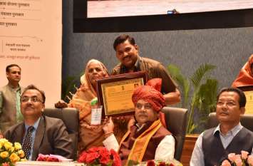 etawah pradhan honoured with pandit deendayal upadhyay award इटावा की महिला ग्राम प्रधान को मोदी सरकार ने किया सम्मानित, उनके बेहतर काम को सराहा