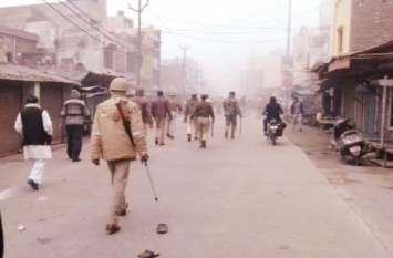 Two side dispute for Refusing to bring luggage in mau सामान लाने से मना करने पर ऑटो चालक और युवक में विवाद, चलें ईंट-पत्थर