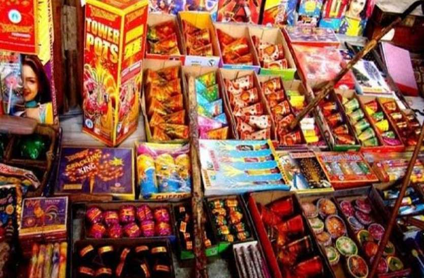 Crackers दो पटाखा दुकानों में पुलिस की दबिश, दोनों गोदाम मिले खाली