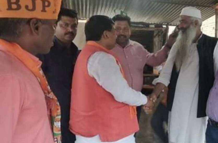 bjp leader ओवैसी की पार्टी के इस नेता से जब भाजपा सांसद ने हाथ मिलाया था तभी लग रहा था कुछ बड़ा होने वाला है