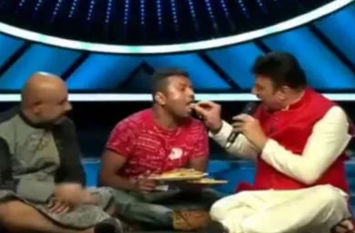 indian idol 11 anu malik gave food to a contestant भूखे-प्यासे कंटेस्टेंट को देख अनु मलिक का पसीजा दिल, सिंगर ने हाथों से खिलाया दाल-भात