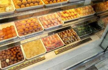 food department raid on sweet shop in mau दीपावली से पहले मिठाई की दुकानों पर छापेमारी से मचा हङकंप