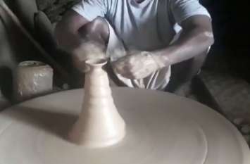 This Diwali is not buying any earthen lamp मिट्टी के दीयों के नहीं मिल रहे खरीददार, इस बार भी फीकी बीत सकती है कुम्हारों की दिवाली