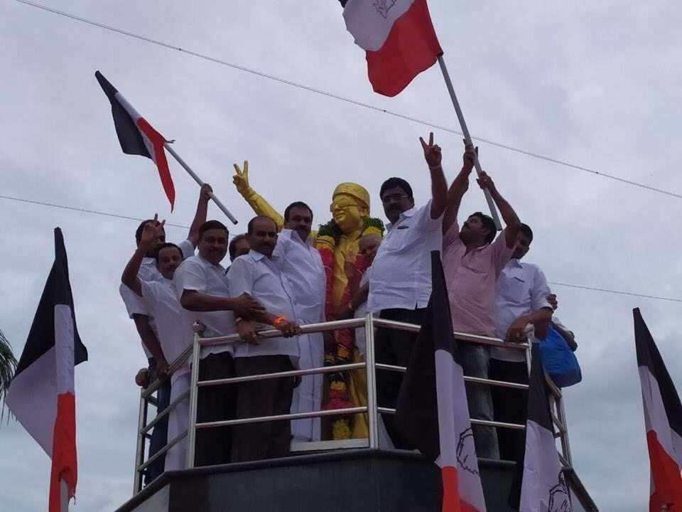 पार्टी को मिली जीत तो नेताजी बोले 'सत्यमेव जयते'