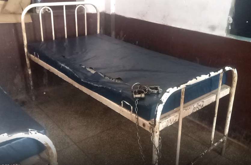 accused absconding from hospital in bharatpur: accused absconding शौच का बहाना कर अस्पताल से भागा लूट का आरोपी, दो कांस्टेबल निलम्बित