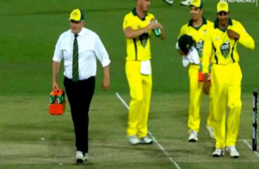 prime minister scott morrison cricket ground अभ्यास मैच में ऑस्ट्रेलियाई प्रधानमंत्री ने जीता दिल, खिलाड़ियों के लिए मैदान में ड्रिंक्स लेकर आए