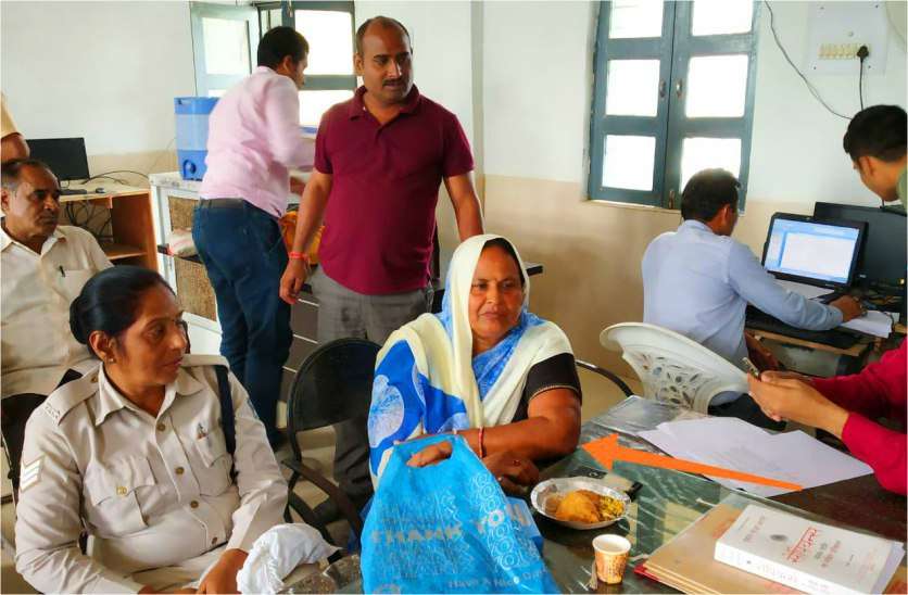 NM trap satna today : 200 rishvat for maternity help aid bill