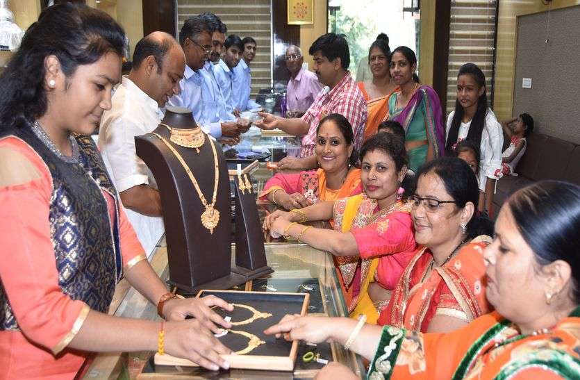 Fierce shopping in bullion market on Dhanteras in bhilwara 6 महीने की मंदी टूटने का काउंट-डाउन शुरू, बाजार और शो-रूम में बिखरी ग्राहकों की रौनक