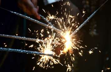 City illuminated by lamps and lights, Diwali celebrated दीपों और लाइटों से जगमग हुआ शहर, धूमधाम से मनाई गई दिवाली, देखें फोटो