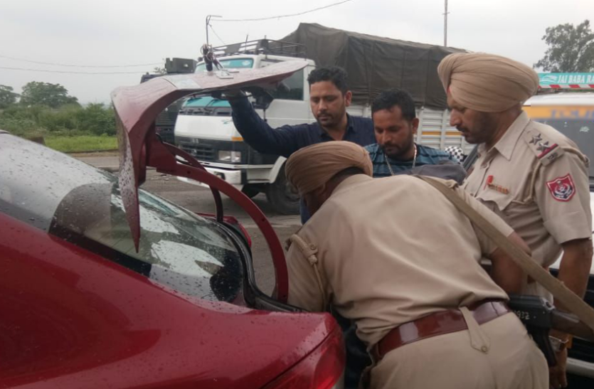 बंदूक की नोक पर पुलिस की गाड़ी चोरी, कहीं आतंकी तो नहीं बदमाश,पंजाब में हाई अलर्ट बंदूक की नोक पर पुलिस की गाड़ी चोरी, कहीं आतंकी तो नहीं बदमाश,पंजाब में हाई अलर्ट