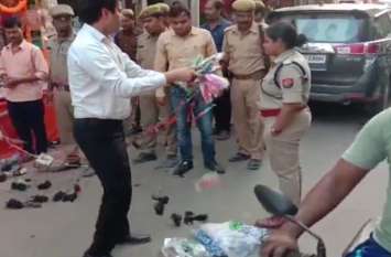 amethi DM angry over road jam threw things on street अमेठी में विवाद, दिवाली पर जाम देखकर सड़क पर फेंका दुकान का सामान, इसके बाद किया ऐसा काम, देखें वीडियो