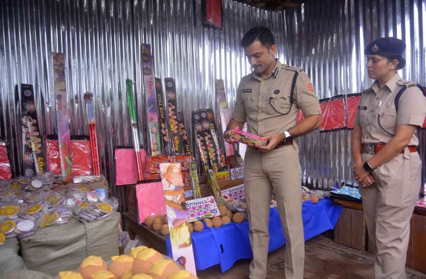 हावड़ा के पटाखे बाजार में लौटी रौनक हावड़ा के पटाखे बाजार में लौटी रौनक