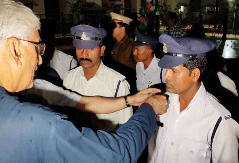छत्तीसगढ़ में पहली बार पुलिस जवानों के कंधे पर लगे कैमरे, ये है खासियत, स्वास्थ्य मंत्री टीएस ने की शुरुआत