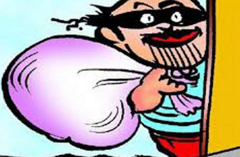 Thieves entered the house by opening the door, jewelry stolen with 70 सराफा दुकान से सोने के आभूषणों से भरा डिब्बा लेकर आरोपी फरार
