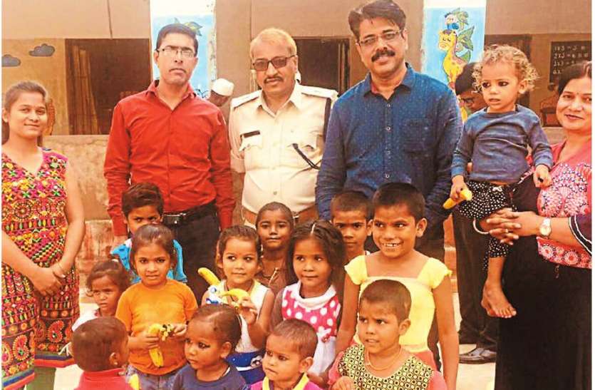 झुग्गी झोपड़ी में बच्चों के साथ दिवाली की सेलिब्रेट झुग्गी झोपड़ी में बच्चों के साथ दिवाली की सेलिब्रेट