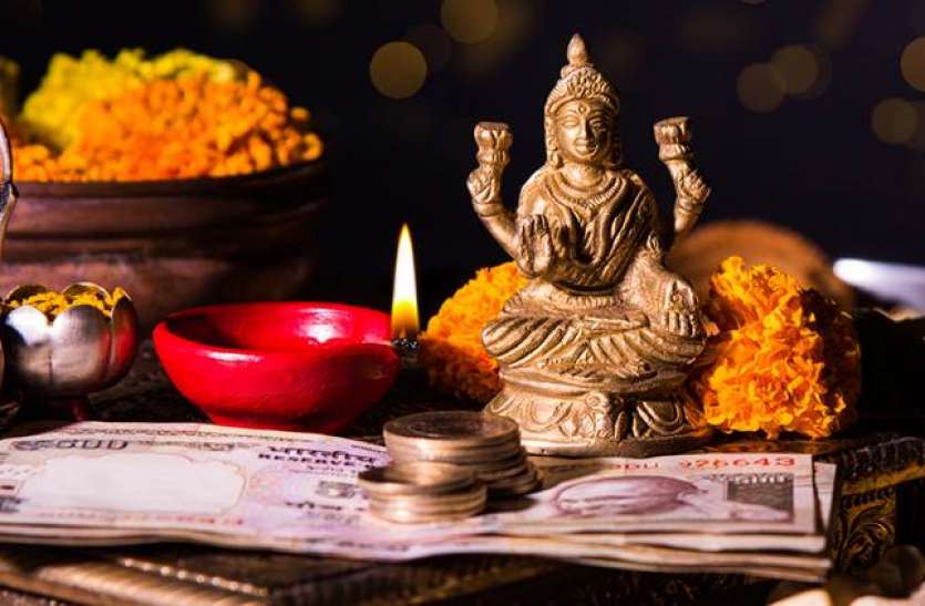 dhan_labh.jpg दिवाली 2019 : जेब में नहीं टिकता है पैसा तो आजमाएं ये 10 तरीके, मां लक्ष्मी की बरसेगी कृपा