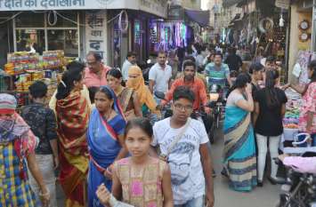 train news neemuch बाजार से लेकर ट्रेन तक रही फूल, त्यौहार पर बरस रहा बाजार में धन
