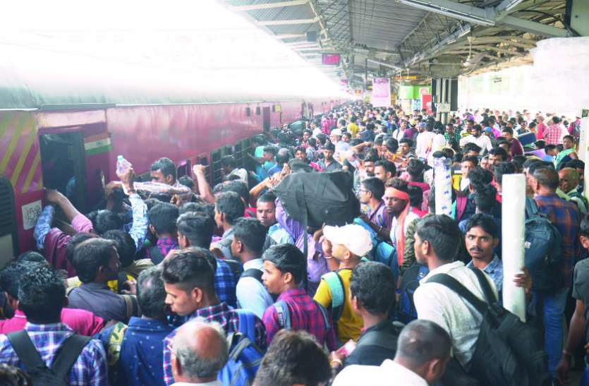 त्योहारी भीड़ के बीच निकला रेलवे का डॉग स्क्वाड और बम निरोधक दस्ता, टिकट काउंटर से प्लेटफार्म तक ठसाठस त्योहारी भीड़ के बीच निकला रेलवे का डॉग स्क्वाड और बम निरोधक दस्ता, टिकट काउंटर से प्लेटफार्म तक ठसाठस