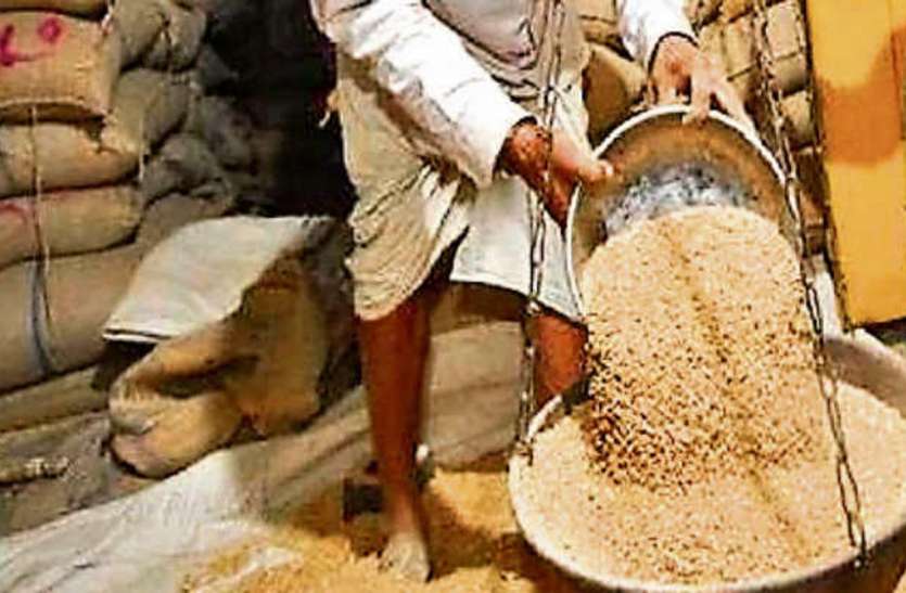 ration shop news राशन दुकानों में चावल के गोलमाल की शिकायत के बाद दो खाद्य निरीक्षक निलंबित, पार्षद पर नहीं हुई कार्रवाई