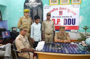 thives arrested on DDU railway station with 13 lakh mobile phone 13 लाख की दर्जनों मोबाइल लेकर जा रहा था बेचने, जीआरपी ने स्टेशन पर ही दबोच लिया