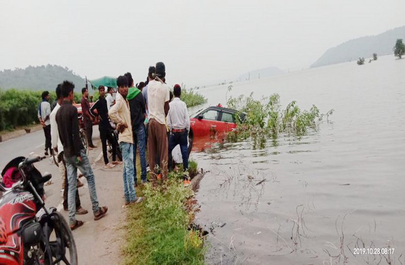 car jump in sindh river in shivpuri on dipawali night