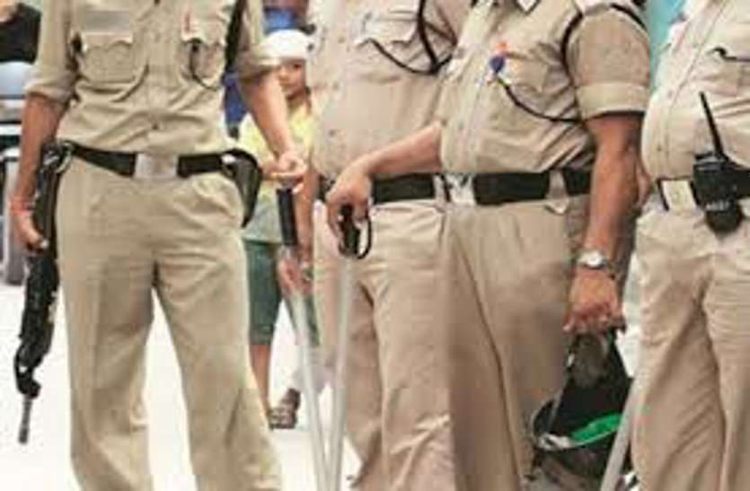 BJP Leader Beat Police Employees - भाजपा नेता व ...