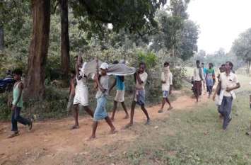 Elephant killed villager at farm by crushing in Raigarh district आधी रात मौत बनकर पंहुचा दंतैल हाथी, हुआ कुछ यूं कि मौके पर हुई ग्रामीण मौत