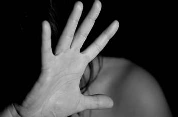 Molestation with mitanin घर घुसकर मितानिन से अनाचार, महिला ने जब पति को बताई ये बात, तो युवक ने धमकी देते हुए ये कहा...
