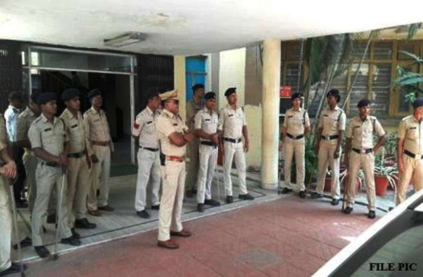 दिवाली के दिन राजधानी में हुआ बड़ा बलवा, लड़ाई में तीन गंभीर, रातों - रात बढ़ाई गई पुलिस बल दिवाली की रात राजधानी में हुआ बड़ा बलवा, लड़ाई में तीन गंभीर, रातों - रात बढ़ाई गई पुलिस बल