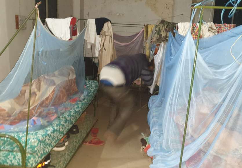Video: आधी रात पुलिस के जवान खेल रहे थे जुआ, कैमरा देखते ही भागने लगे मुंह छिपाकर- देखें Video