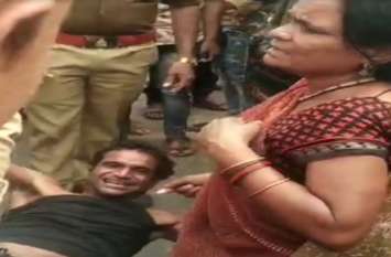 Police Inspector beat up woman दरोगा ने सरेआम महिला को पीटा, कैमरे में कैद हुआ वीडियो