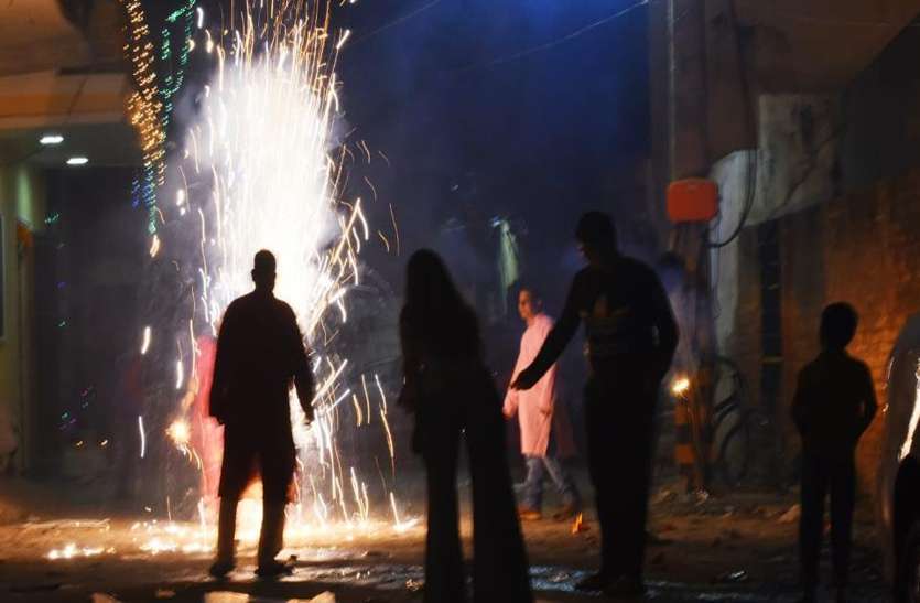 Diwali 2019 दिवाली में देर रात तक शहरों में फूटते रहे पटाखे, खतरनाक स्थिति में पहुंचा प्रदूषण का ग्राफ